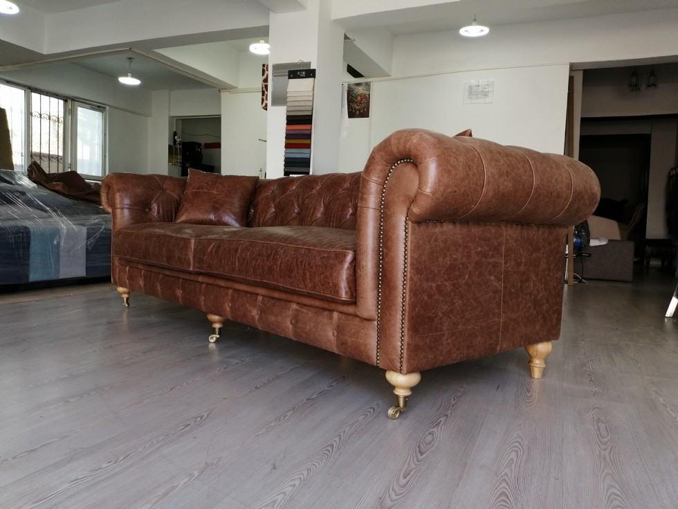 Kodu: 17037 - Chesterfield Kanepe Modeli Eskitme Gerçek Deri Kanepe Çalışması